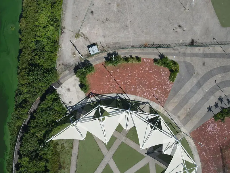 Vista aérea da área antiga, com cobertura tensionada e piso vermelho desgastado