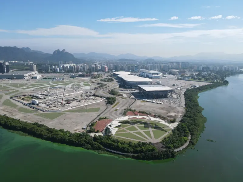Panorama aéreo do Parque Olímpico à beira da lagoa