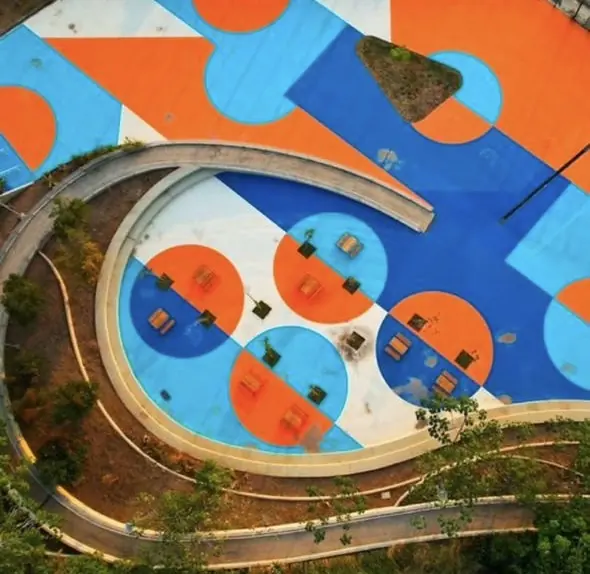 Vista aérea de piso com formas em laranja, azul e branco