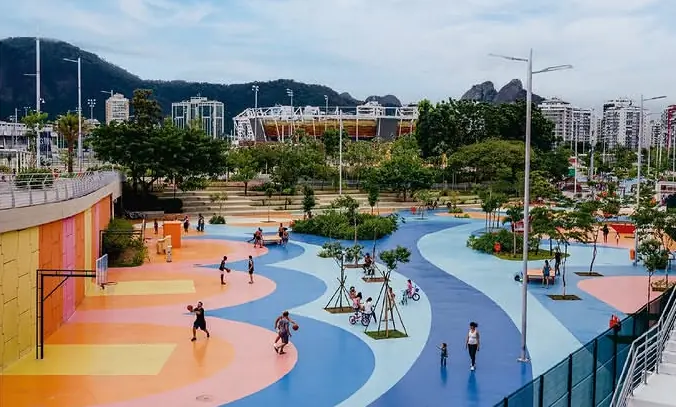 Pessoas caminhando sobre piso colorido com canteiros