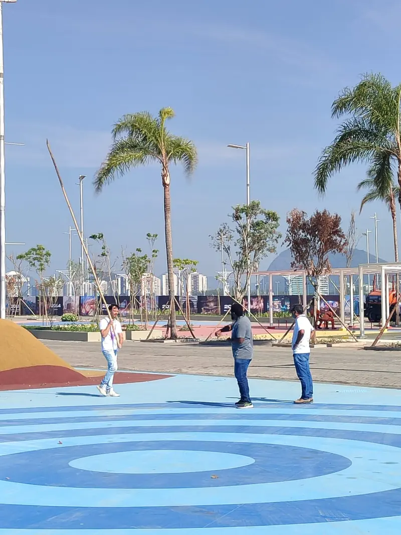 Piso azul pintado com círculos concêntricos e pessoas caminhando