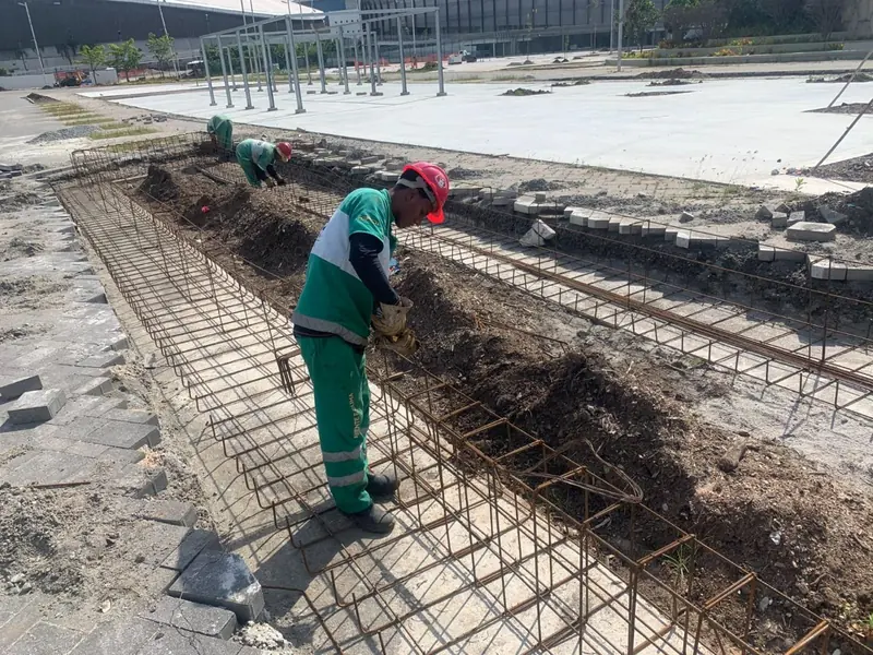 Armação de ferro montada em vala para concretagem