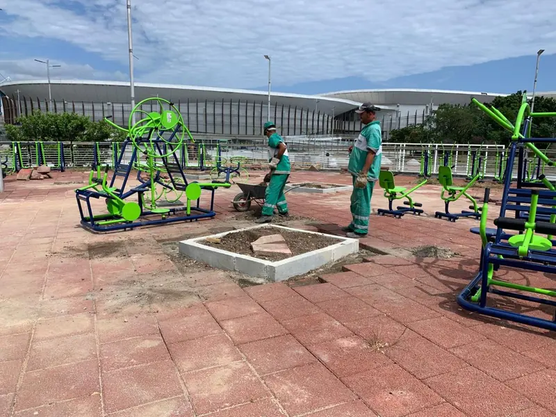 Instalação de equipamentos de ginástica sobre piso vermelho