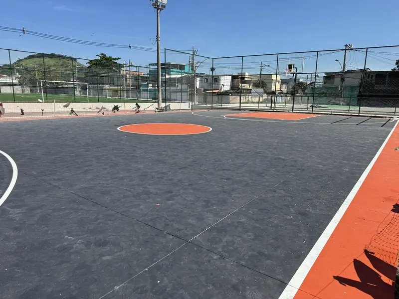 Quadra com piso cinza novo e marcações em laranja e branco